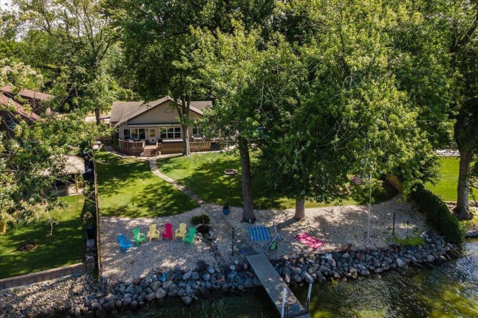 Rock River Retreat With Dock And Seasonal Pool! Edgerton Exterior photo